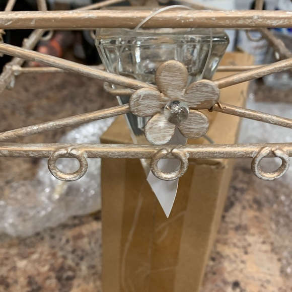 Rustic Metal Daisy Hanging Candle Holder w/ inverted 🔻& 12 hanging jewels - Picture 3 of 10